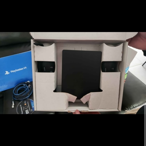 Sony PlayStation VR Bundle - Black and White - Picture 3 of 5